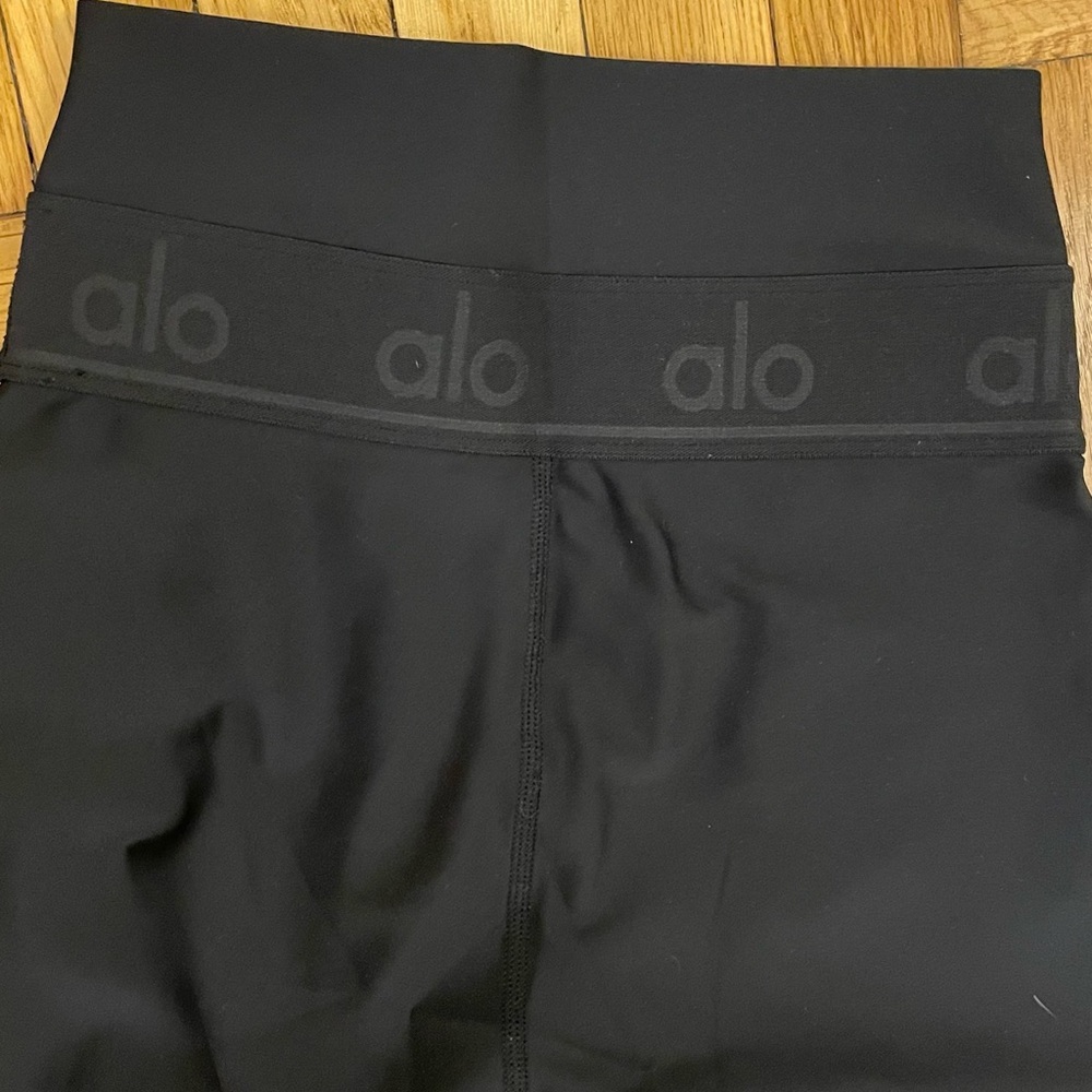 ALO Yoga Airlift Capri Leggings - Picture 2 of 3